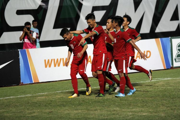 Egy Maulana Fikri melakukan selebrasi seusai berhasil mencetak gol pertama bagi timnas U-19 Timnas U-19 Indonesia pada laga uji coba melawan PSS Sleman, Sabtu (12/8/2017).
