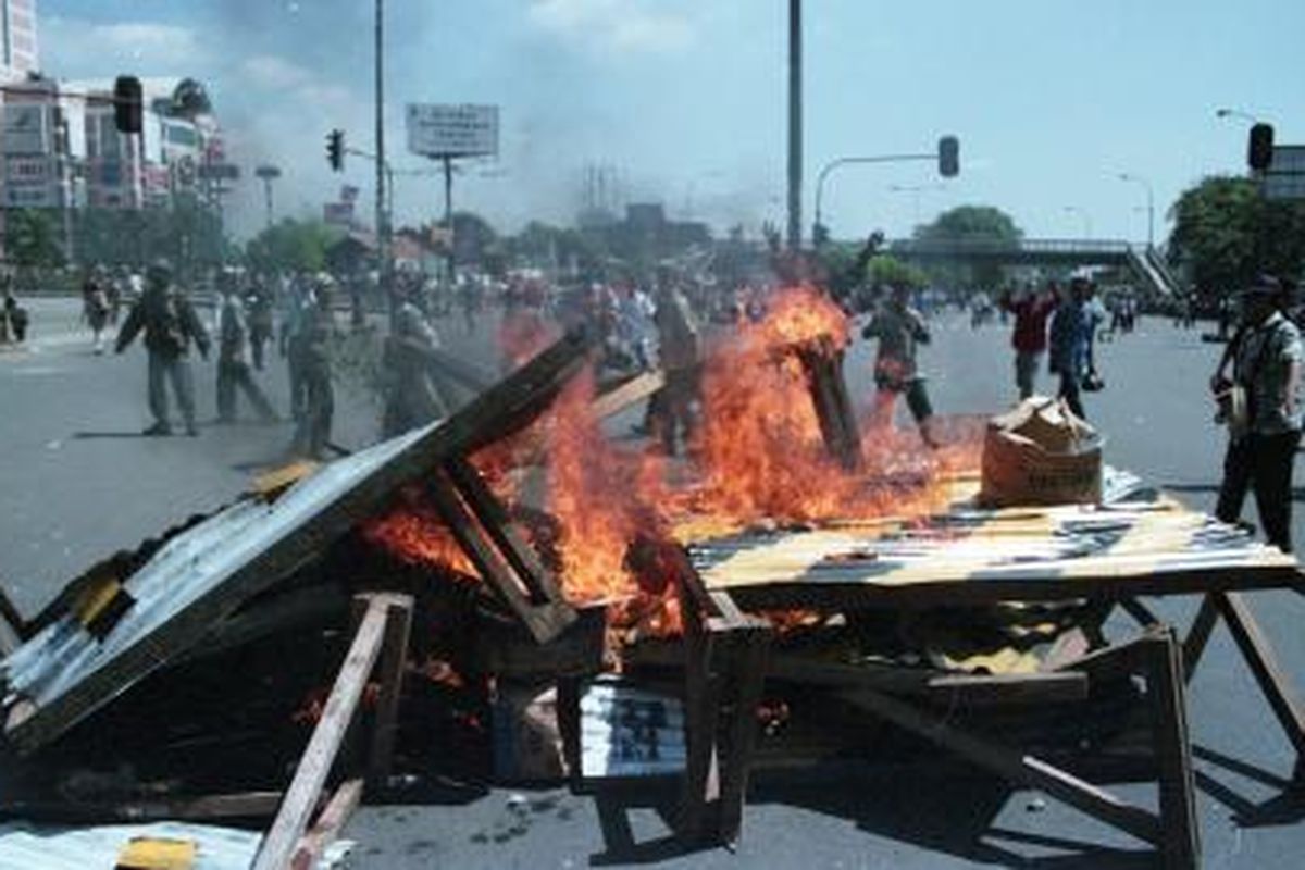 Kerusuhan massa yang diwarnai aksi perusakan dan pembakaran bangunan dan kendaraan bermotor melanda Jakarta, Rabu (13/5/1998). Kerusuhan bermula dari kawasan di sekitar Kampus Trisakti, Jalan Daan Mogot, Jalan Kyai Tapa, Jalan S Parman. Menjelang sore aksi perusakan dan pembakaran meluas ke kawasan Bendungan Hilir, Kedoya, Jembatan Besi, Bandengan Selatan, Tubagus Angke, Semanan, Kosambi. Perusakan dan pembakaran tak terhindarkan, sehingga langit Jakarta menjadi kelabu penuh asap.