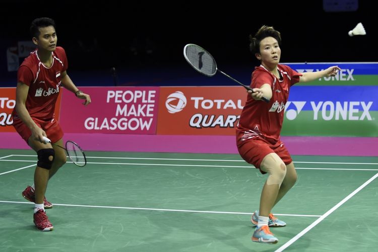 Pebulu tangkis Indonesia Tontowi Ahmad/Liliyana Natsir, mengembalikan kok dalam laga final partai ganda campuran di Kejuaraan Dunia Bulu Tangkis 2017, di Emirates Arena, Glasgow, Skotlandia, Minggu (27/8/2017). Mereka berhasil mengalahkan pasangan ganda campuran asal China Zheng Siwei/Chen Qingchen.