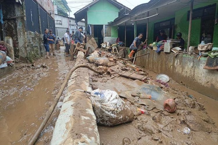 Warga di Kampung Muara, Desa Banjaran Wetan, Kecamatan Banjaran, Kabupaten Bandung, Jawa Barat, tengah sibuk membersihkan rumah dari material lumpur imbas banjir yang menerjang pemukiman mereka pada Selasa (5/11/2024).