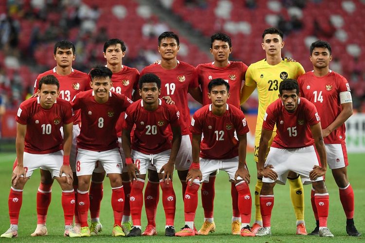 Skuad Indonesia berfoto bersama sebelum pertandingan leg kedua final AFF 2020 antara Thailand vs Indonesia di National Stadium, Singapura, 1 Januari 2022.