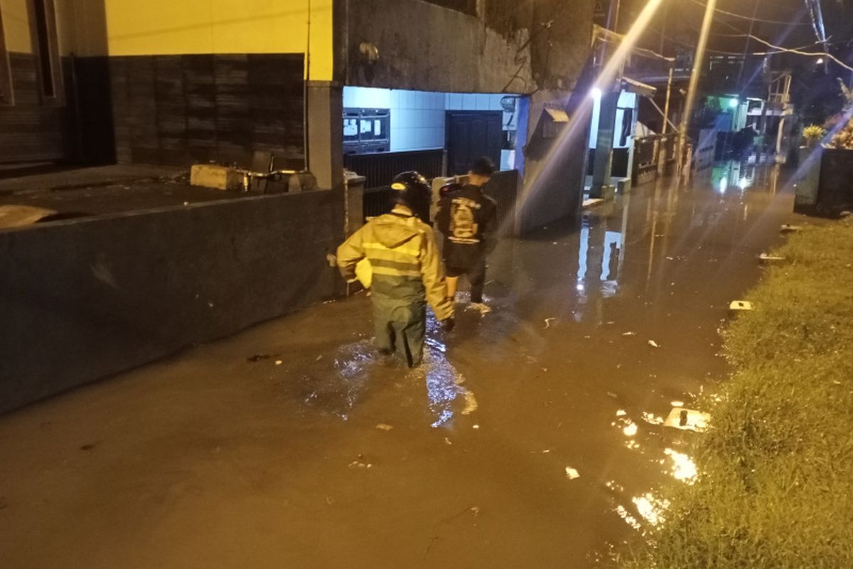 Sejumlah pemukiman warga Kampung Bojong Asih, Desa Dayeuhkolot, Kecamatan Dayeuhkolot, Kabupaten Bandung, Jawa Barat terendam banjir luapan sungai Citarum, ketinggian air mencapai 1 meter lebih