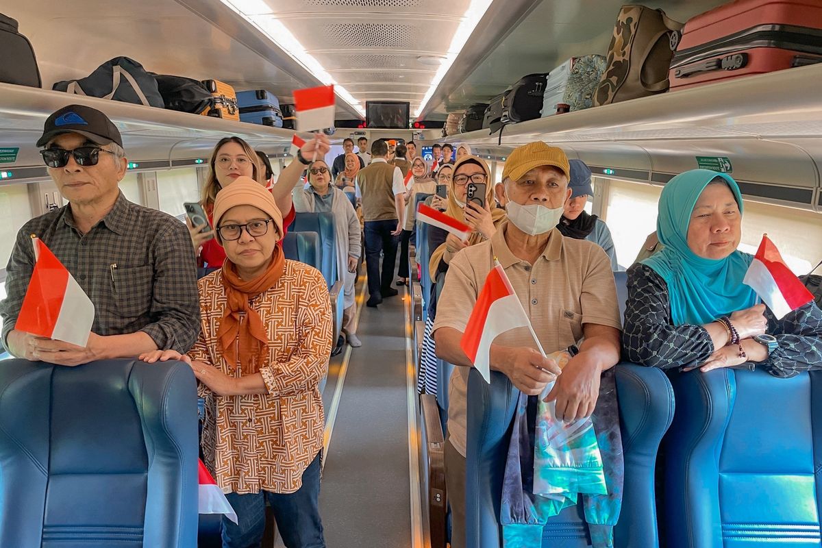 PT Kereta Api Indonesia (Persero) atau KAI mengajak 129.000 penumpang untuk merayakan kemerdekaan secara serentak di perjalanan kereta api, Minggu (17/8/2025).