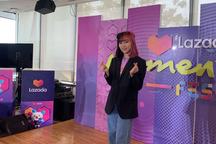 Isyana Sarasvati saat ditemui usai acara konferensi pers Lazada Woman Fest, Rabu (2/11/2022)