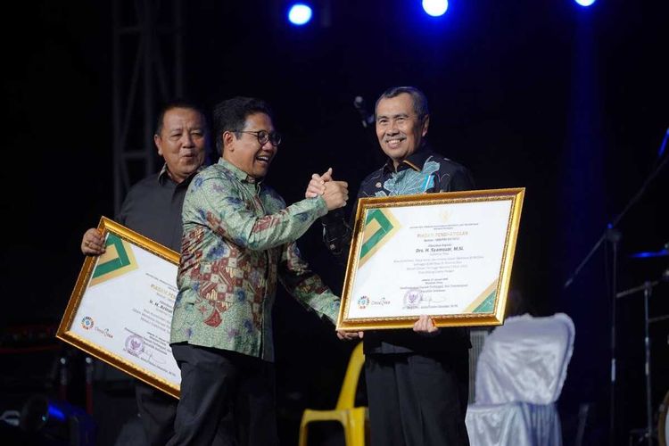 Gubernur Riau, Syamsuar (kanan) saat menerima penghargaan dari Menteri Desa, Abdul Halim Iskandar di Kepulauan Riau, Kamis (2/2/2023) malam.
