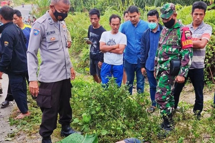 Petugas kepolisian bersama TNI saat mendatangi lokasi kejadian penemuan mayat pria tanpa identitas di pinggir jalan di Kelurahan Pasir Sialang, Kecamatan Bangkinang, Kabupaten Kampar, Riau, Minggu (10/10/2021).