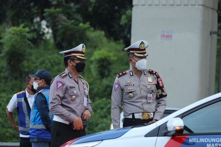 Polisi memperpanjang rekayasa lalu lintas satu arah atau one way dan ganji genap di tol Cikampek KM 47 sampai tol Kalikangkung KM 414.