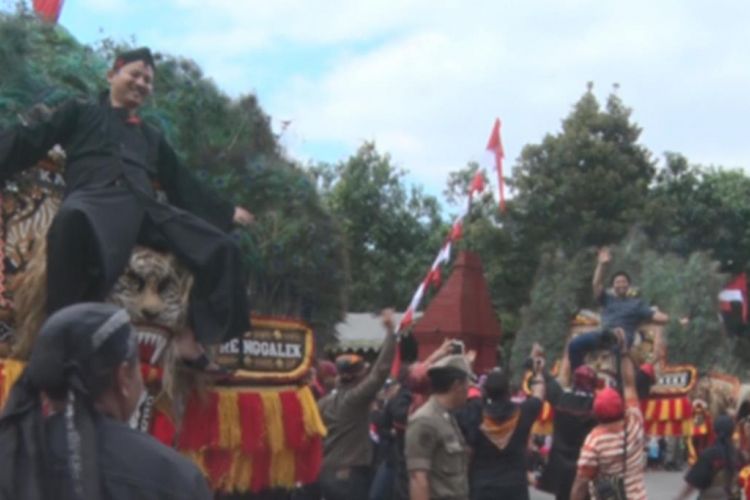 Bupati dan wakil Bupati Trenggalek naik di atas kepala Reog pada acara pawai budaya nusantara yang bertajuk Ethnic Carnival di Trenggalek, Jawa Timur, Sabtu (12/8/2017).