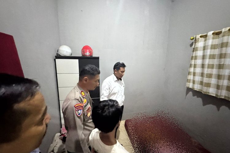 Polisi di Situbondo olah TKP peristiwa pembunuhan dan bunuh diri suami-istri.