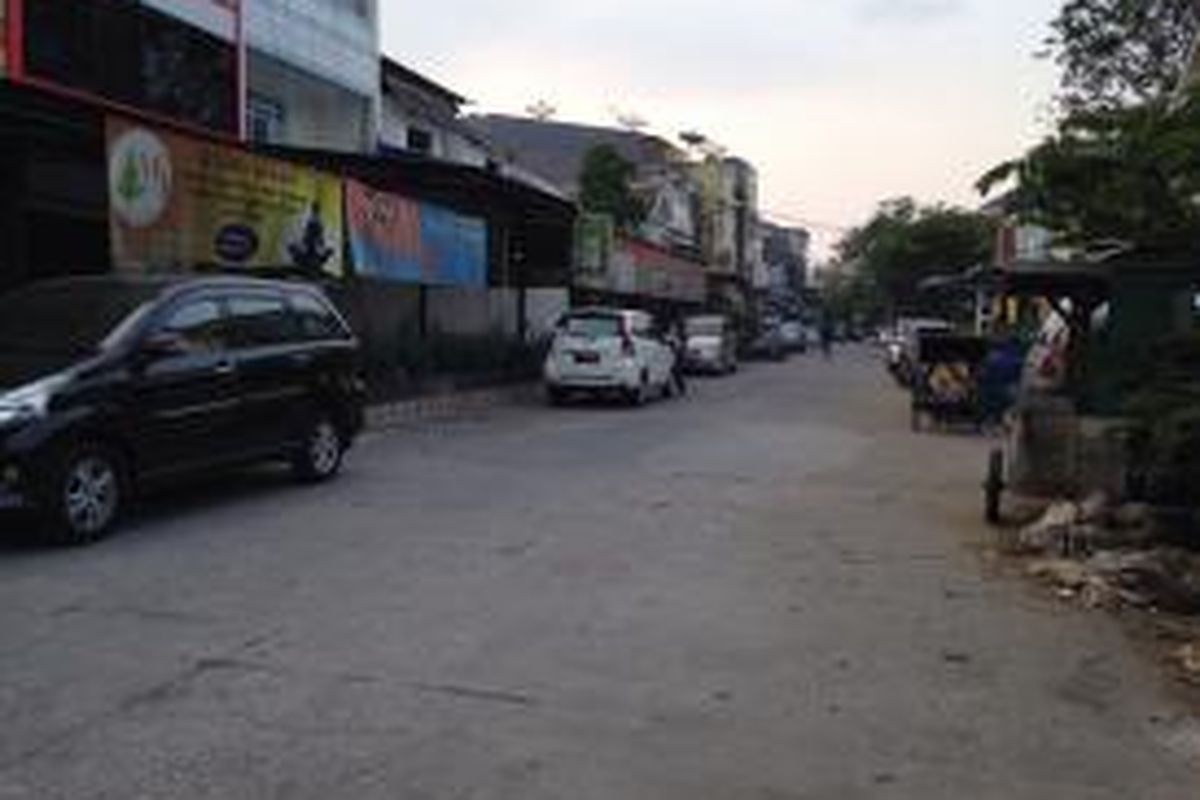 Suasana di Taman Duta Mas, Jakarta Barat, Jumat (29/5/2015). Di kompleks ini, kawasan perumahan bercampur dengan ruko-ruko yang kebanyakan memiliki pagar yang cukup tinggi dan tertutup. Pada Jumat dini hari, aparat dari Subdit Kejahatan dan Kekerasan (Jatanras) Ditreskrimum Polda Metro Jaya menggerebek lokasi perjudian yang salah satunya di Taman Duta Mas.