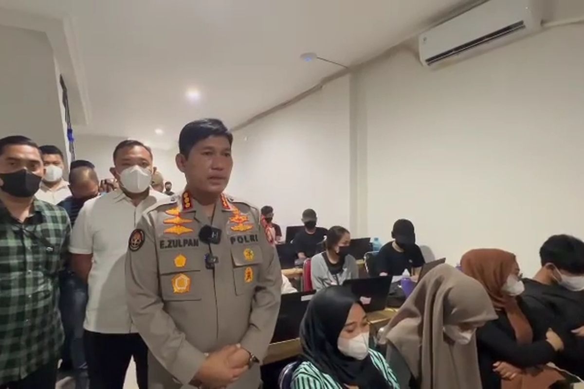 Kabid Humas Polda Metro Jaya Kombes Endra Zulpan saat penggerebekan kantor pinjaman online (Pinjol) ilegal di kawasan Pantai Indah Kapuk (PIK) 2, Jakarta Utara, Rabu (26/1/2022).