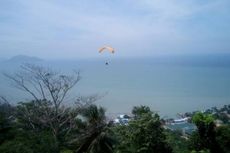 Paralayang dan Paramotor Hiasi Langit Kota Singkawang