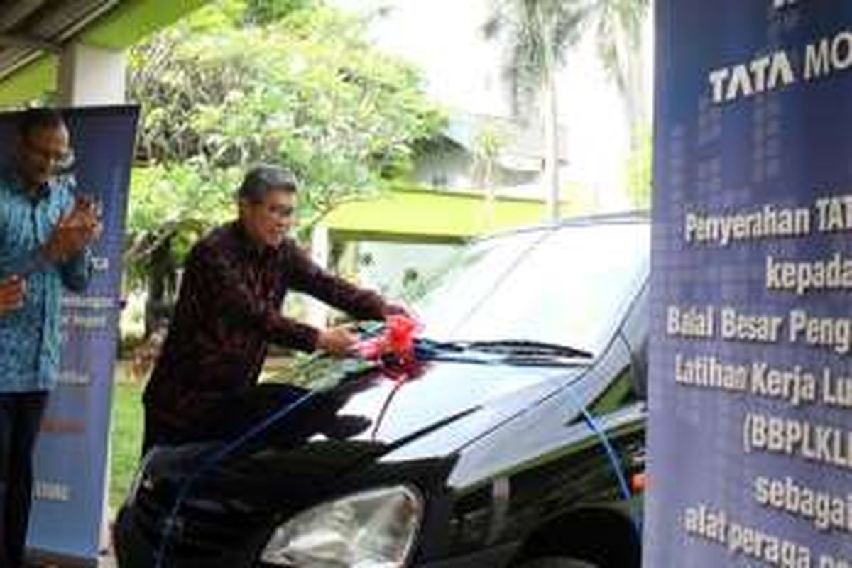 Tata Motors Distribusi Indonesia (TMDI) menyerahkan satu unit Indica buat Cevest.