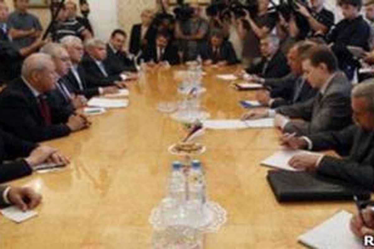 Oposisi Suriah meminta Assad mundur sebelum periode transisi dimulai.