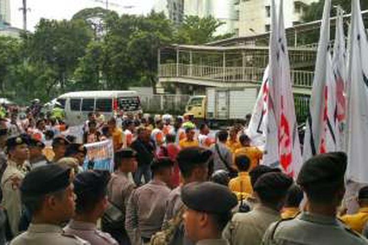 Massa pendukung Basuki Tjahaja Purnama (Ahok) - Djarot Saiful Hidayat mulai mendatangi Kantor Komisi Pemilihan Umum (KPU) DKI Jakarta, Jalan Salemba Raya, Jakarta Pusat, Rabu (21/9/2016).