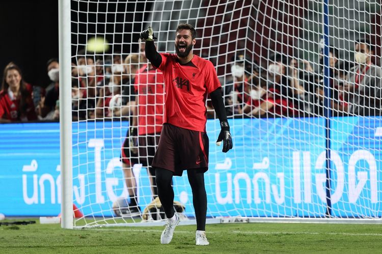 Kiper Liverpool Alisson Becker melakukan pemanasan menjelang laga pramusim kontra Manchester United di Stadion Nasional Rajamangala, Bangkok, Thailand, pada 11 Juli 2022.