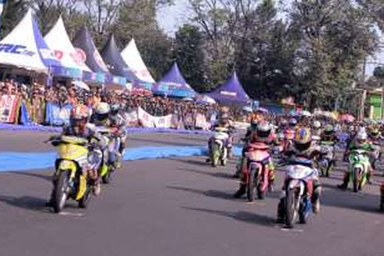 Para pebalap muda di bawah usia 16 tahun melakukan start saat balapan Yamaha Cup Race di Purwokerto, Minggu (24/7/2016).