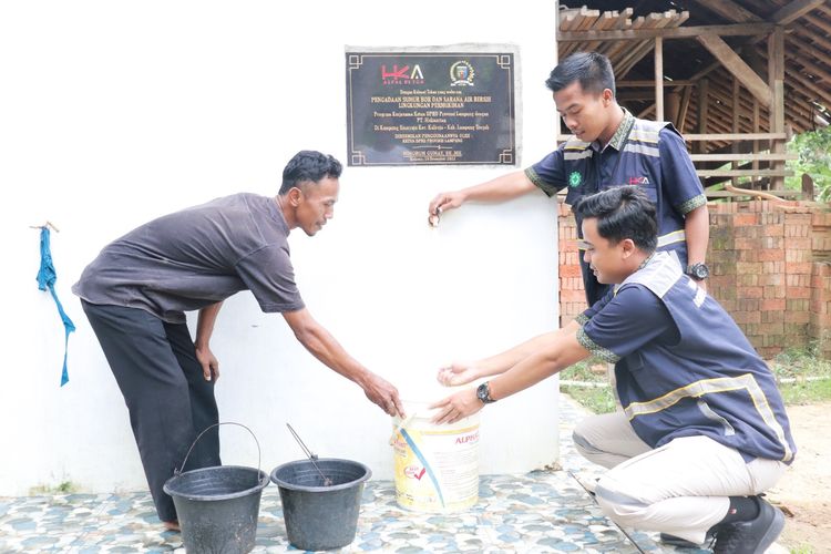 Kondisi musim kemarau tahun 2023 lalu membuat sejumlah masyarakat di Dusun VI Kampung Sinar Rejo, Kecamatan Kalirejo, Kabupaten Lampung Tengah mengalami kekeringan dan kesulitan mendapatkan akses air bersih, baik konsumsi maupun irigasi pertanian.