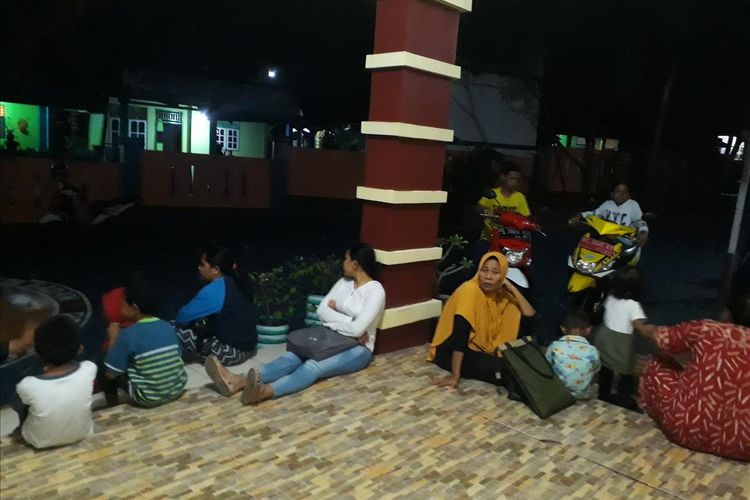 Beberapa warga di Kota Ternate, Maluku Utara mengungsi di kantor BPBD Kota Ternate, Senin (08/07/2019) dini hari