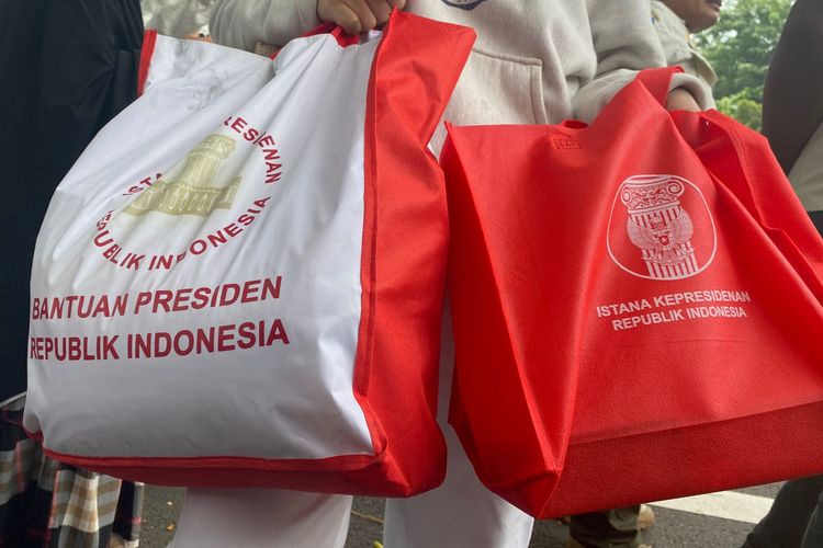 Tas paket sembako yang diterima warga saat menghadiri open house Presiden Republik Indonesia Joko Widodo di Istana Kepresidenan, Jakarta Pusat, Rabu (10/4/2024).