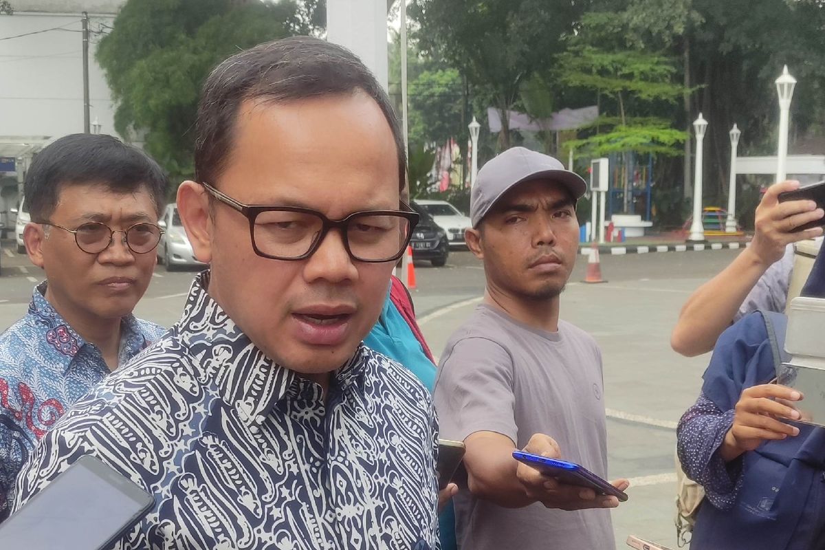 Wali Kota Bogor Bima Arya Sugiarto saat ditemui usai memimpin pertemuan dengan para Camat dan Lurah membahas soal polusi udara di Kota Bogor, di Balai Kota Bogor, Jumat (25/8/2023).