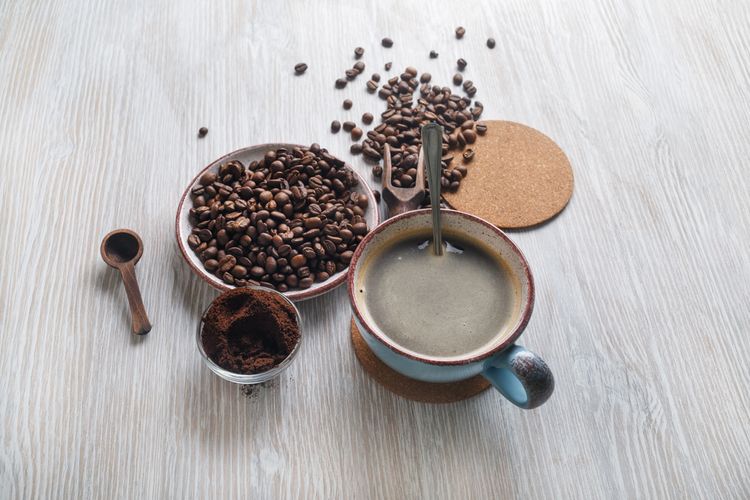 ilustrasi kopi hitam, biji kopi, dan bubuk kopi. 