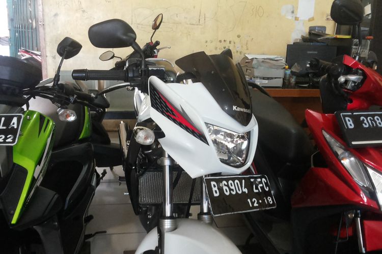 Salah satu Ninja 2 Tak tipe R yang dijual di diler motor bekas Tria Motor di Sukmajaya, Depok, Rabu (31/1/2018).