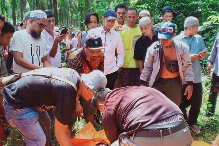 Dua jenazah yang menjadi korban pembunuhan ditemukan tewas di di areal perkebunan sawit Philip III , Desa Tanjung Kerang, Kecamatan Babat Supat, Kabupaten Musi Banyuasin, Sumatera Selatan, Senin (10/6/2019).
