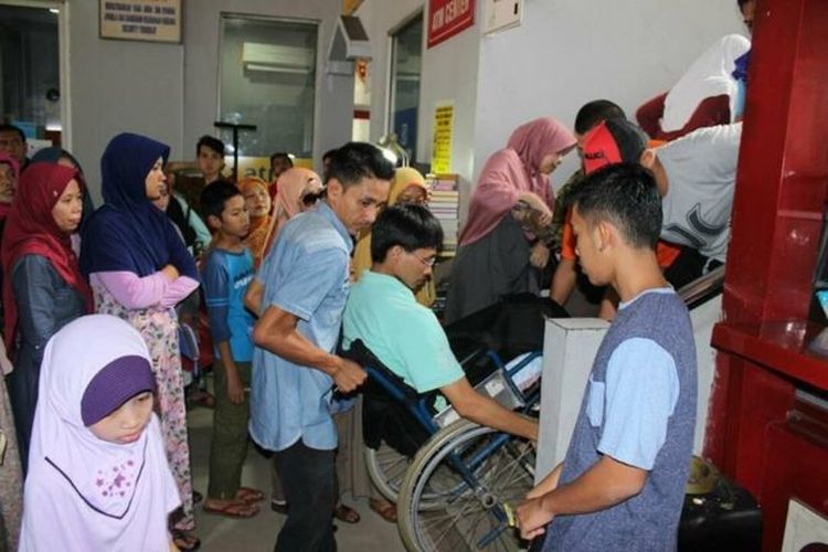 Jaga jarak sosial menyulitkan mobilitas disabilitas yang bergantung dengan orang lain dalam aktivitasnya sehari-hari 