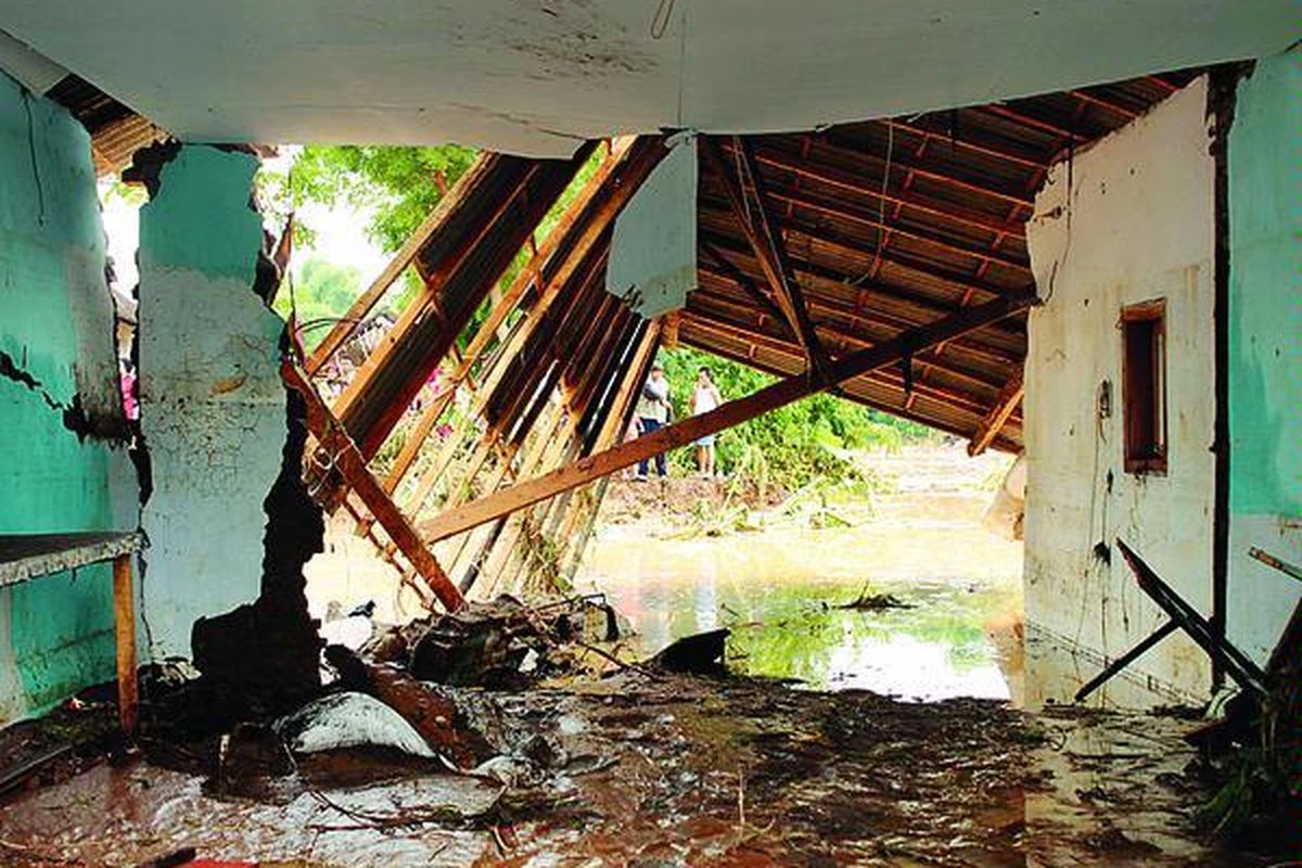 Meluapnya Sungai Pekalen di Desa Patemon, Kecamatan Krejengan, Kabupaten Probolinggo,  Jawa Timur, Sabtu (28/1) malam, menyebabkan belasan rumah di Desa Patemon rusak dan tergenang air serta menimbulkan kerugian materiil hingga ratusan juta rupiah. Salah satu rumah, Minggu pagi, tampak rusak, sementara air di luar rumah belum surut.