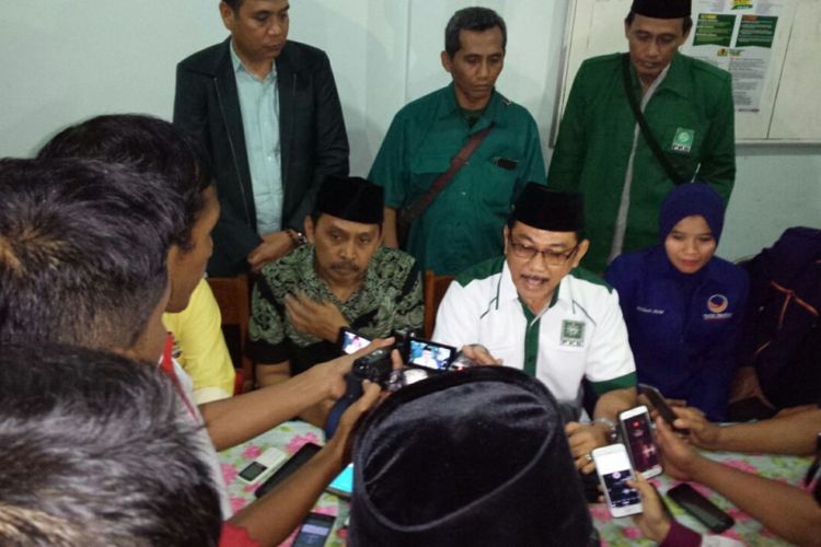 Partai Koalisi pendukungan pasangan calon Bupati dan Wakil Bupati Jombang Nyono Suharli Wihandoko-M Subaidi Muhtar menggelar jumpa pers di Graha Gus Dur Jombang, Minggu (4/2/2018). Perwakilan partai koalisi, Subaidi (baju batik hijau), Masud Zuremi (baju putih), dan Mulinah Sohib, menegaskan bahwa mereka tetap mengusung Nyono dan Subaidi dalam Pilkada Serentak 2018.