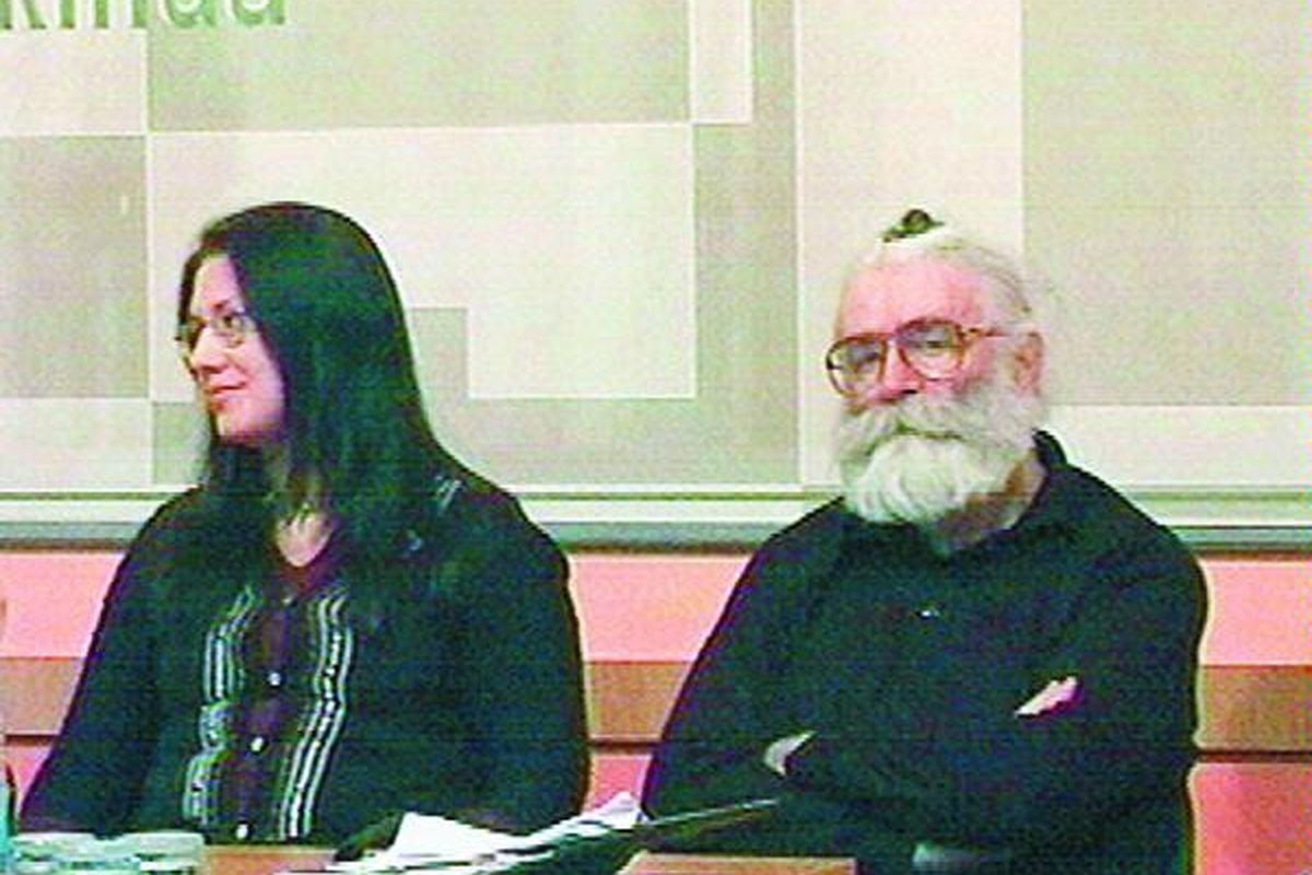 Penjahat perang Serbia-Bosnia, Radovan Karadzic (kanan), dengan penampilan barunya, menghadiri konferensi yang diselenggarakan majalah Healthy Life pada 28 Januari 2008 di Kikinda, Serbia. Saat itu dia menggunakan nama samaran, Dragan Dabic.