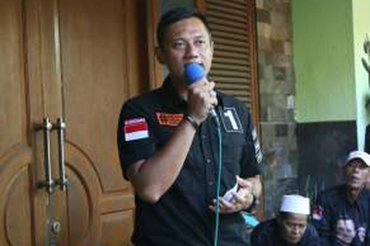 Calon gubernur DKI Jakarta nomor urut 1, Agus Harimurti Yudhoyono, saat kampanye di Petukangan Selatan, Jakarta Selatan. Senin ( 2/1/2017). Agus berdiskusi dengan warga setempat.