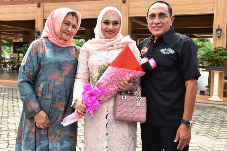 Edy Rahmayadi bersama istrinya Nawal Lubis menyampaikan permohonan maaf kepada para sahabat dan tokoh, juga masyarakat yang tidak memungkinkan diundang hadir di pernikahan putri keduanya Siti Andira Rahmayana, Jumat (7/8/2020)