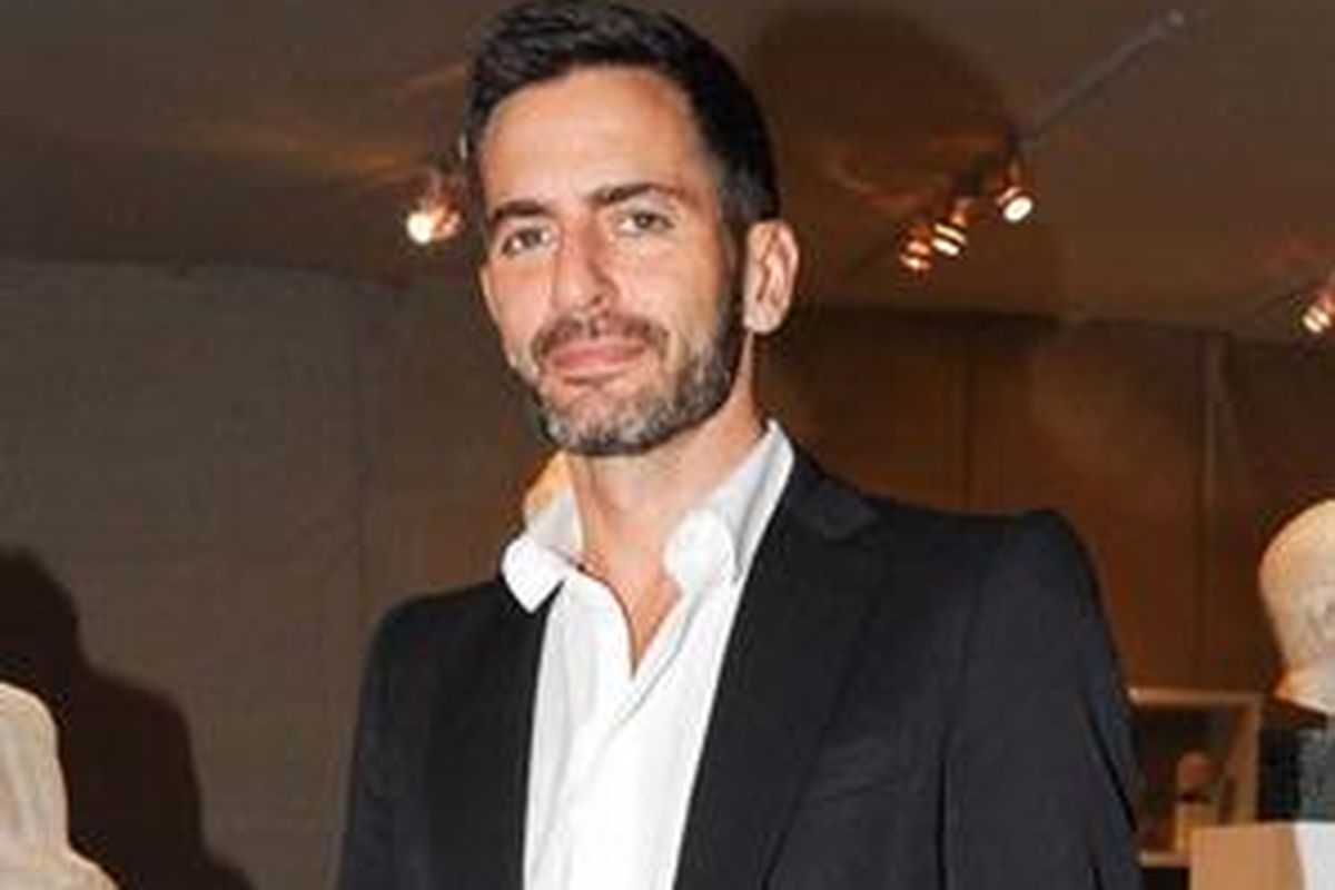 Marc Jacobs menawarkan sejumlah hadiah untuk orang yang bersedia mengembalikan sampel busana dari koleksi Spring/Summer 2012 miliknya.