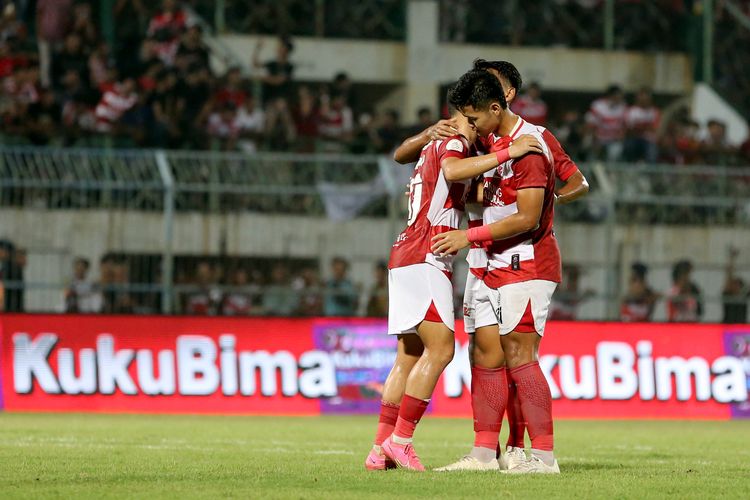 Pemain Madura United hanya berpelukan usai menjebol gawang Persib Bandung dan menempati posisi kedua Championship Series Liga 1 2023-2024 setelah kalah di final leg kedua yang berakhir dengan skor 1-3 di Stadion Bangkalan, Jumat (31/5/2024) malam.