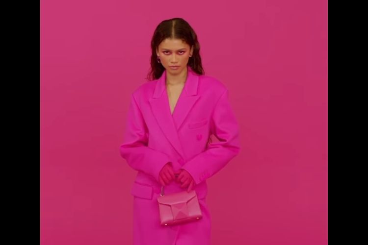 Aktris Zendaya tampil menawan dengan setelan merah muda di Paris Fashion Week F/W 2022.