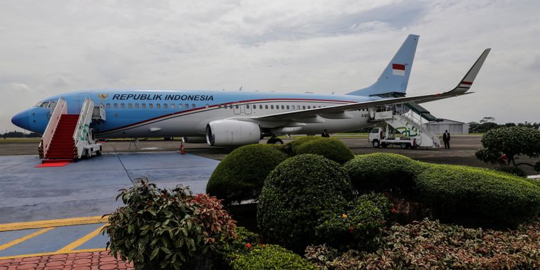 Personel Paspampres mengamankan Presiden Joko Widodo yang hendak bertolak ke Turki di Pangkalan TNI AU Halim Perdanakusuma  Jakarta Timur, Selasa (12/12/2017). Presiden Jokowi akan menghadiri KTT Luar Biasa Organisasi Kerja sama Islam (OKI) mengenai Palestina pada Rabu (13/12/2017).