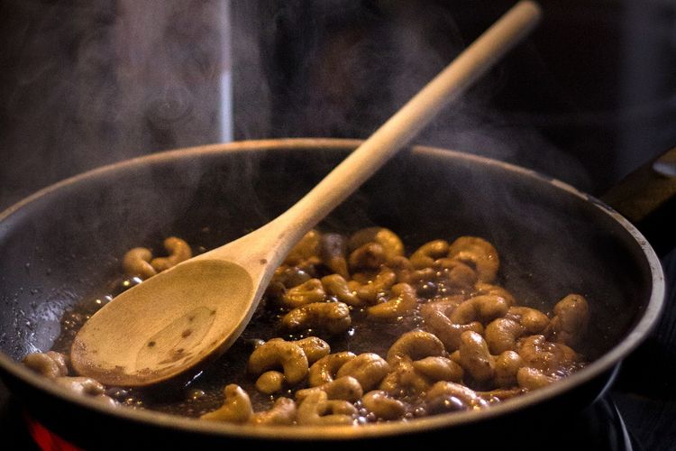 Ilustrasi proses menyangrai kacang mete. 