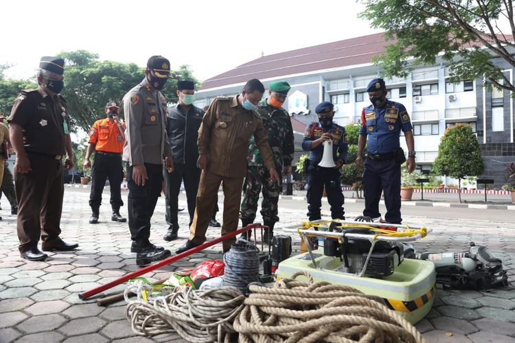 Wali Kota Serang Syafrudin saat mengecek perlengkapan untuk menghadapi bencana alam