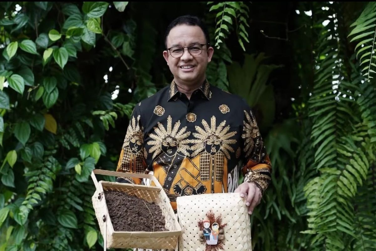 Gubernur DKI Jakarta Anies Baswedan membawa tanah Kampung Akuarium untuk diberikan ke Kendi Nusantara sebagai simbol pembangunan Ibu Kota Negara (IKN) baru di Kalimantan Timur, Minggu (13/3/2022).
