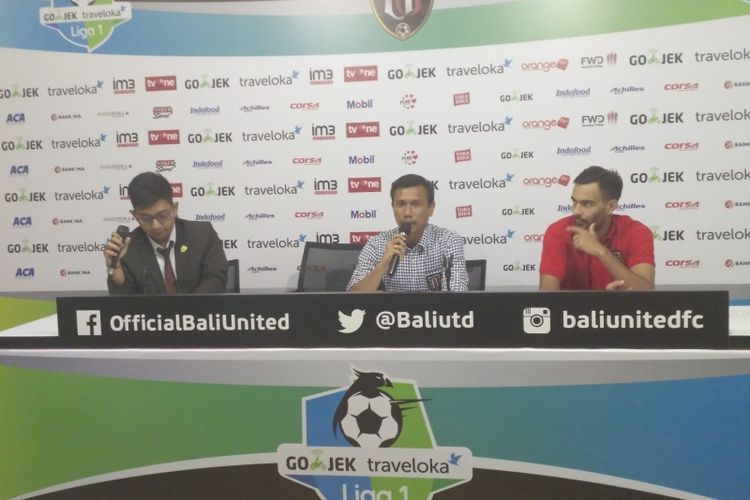 Pelatih Bali United Widodo C. Putro (tengah) saat memberikan keterangan pers seusai anak asuhnya mengalahkani PSM Makasar, Minggu (23/7/2017).