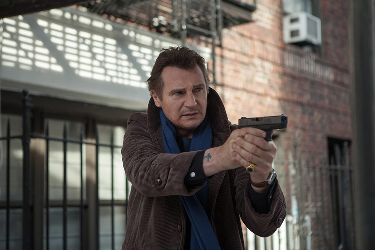 Liam Neeson dalam film thriller aksi A Walk Among the Tombstones (2014).