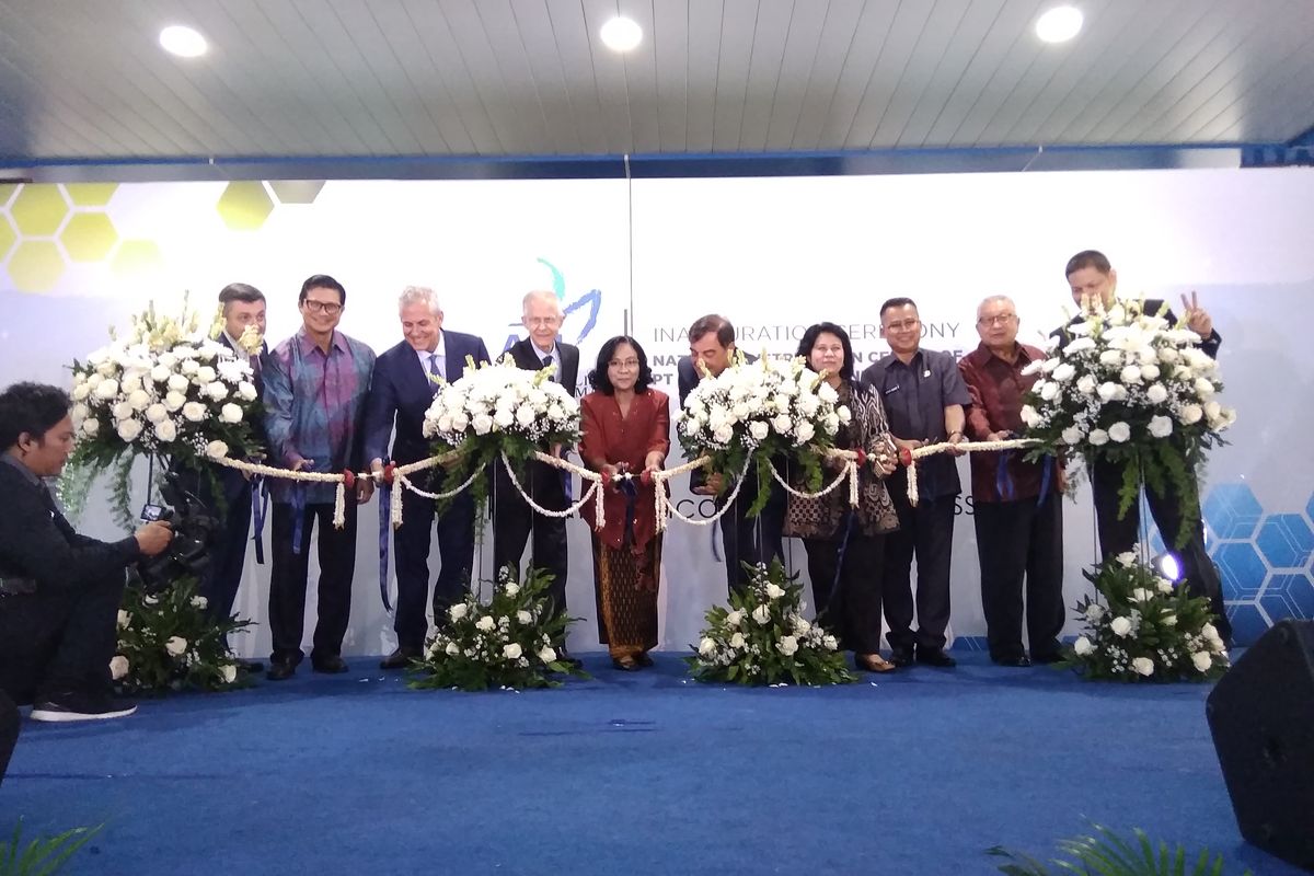 Presiden Direktur APL Christophe Piganiol, CEI Zuellig Pharma John Davison dan para jajaran APL, Deputi Bidang Obat dan Narkotika BPOM Rita Endang, Direktur Jenderal Kefarmasian dan Alat Kesehatan Engko Sosialisme meresmikan Warehouse APL di Cikarang, Senin (3/2/2020).