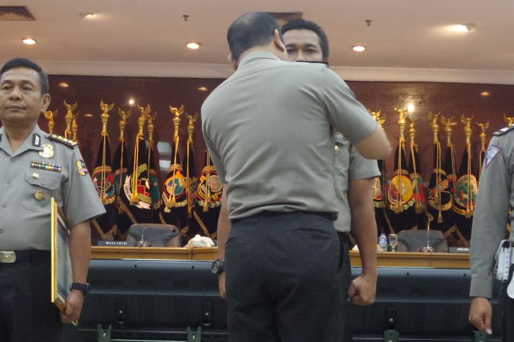 Kapolri Jenderal Pol Tito Karnavian memberi penghargaan berupa pin emas kepada anggota kepolisian yang berprestasi di Rupatama Mabes Polri, Jakarta, Selasa (18/7/2017).