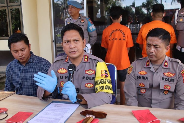 Kapolres Lombok Barat, AKBP Bagus Nyoman Gede Junaedi, memberi keterangan pers, Sabtu (17/5/2024) terkait penetapan 2 tersangka kasus penyerangan di Dusun Montong Buwuh, Batulayar-Lombok Barat.