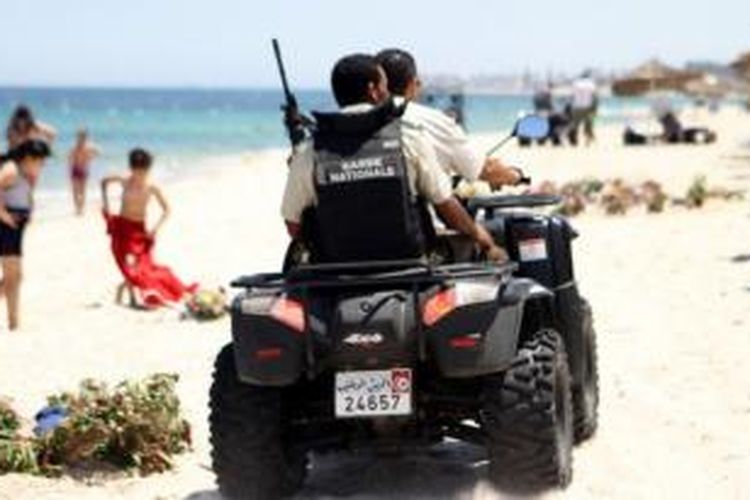 Polisi Tunisia berpatroli di pantai kota wisata Sousse setelah aksi penembakan yang menewaskan 38 orang turis asing pekan lalu.