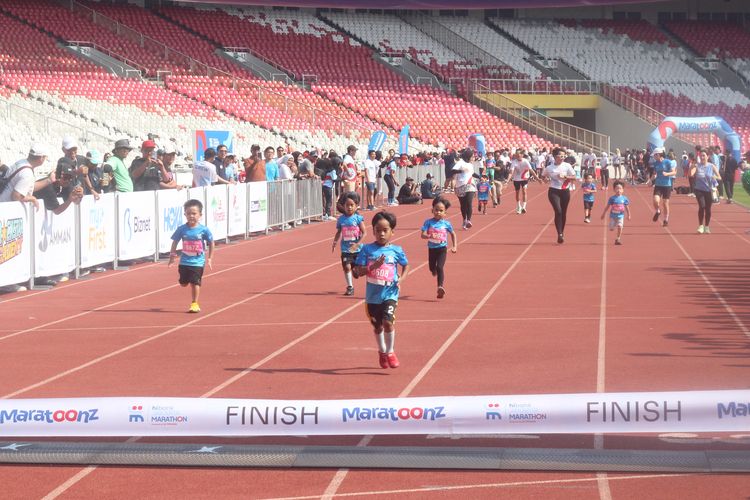 Para peserta dan pendamping mengikuti kompetisi lari pada Jakarta Maratoonz 2023 untuk kategori 100 meter, di Track lari Stadion Utama Gelora Bung Karno (SUGBK), Sabtu (21/10/2023). 