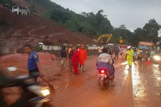 Tertutup Material Longsor, Akses Jalan Sumedang-Garut Lumpuh 3 Jam