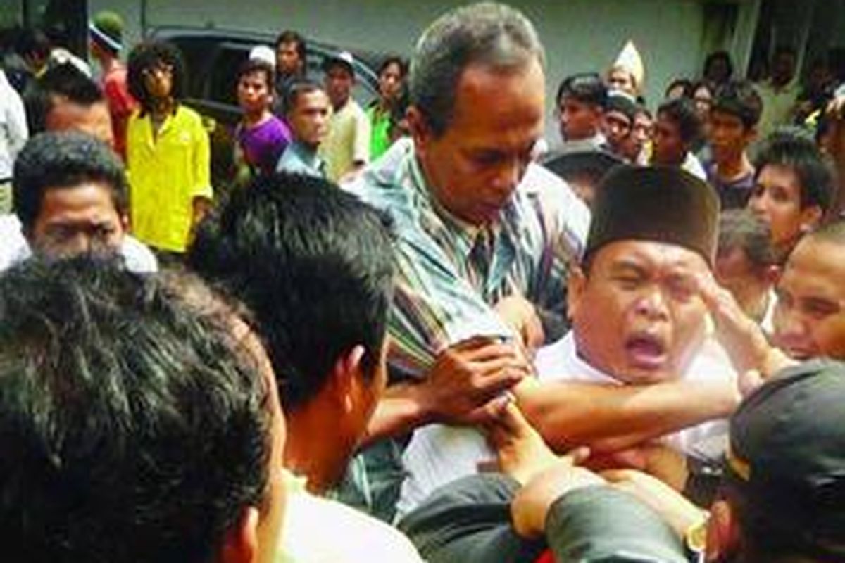 Ketua DPRD Sumatera Utara Abdul Aziz Angkat (berpeci) ketika dievakuasi, menyusul kekerasan dalam aksi demo pembentukan Provinsi Tapanuli di Gedung DPRD Sumut, Selasa (3/2). Ketua DPRD Sumut akhirnya meninggal dunia setelah dilarikan ke Rumah Sakit Gleni Internasional Medan. 